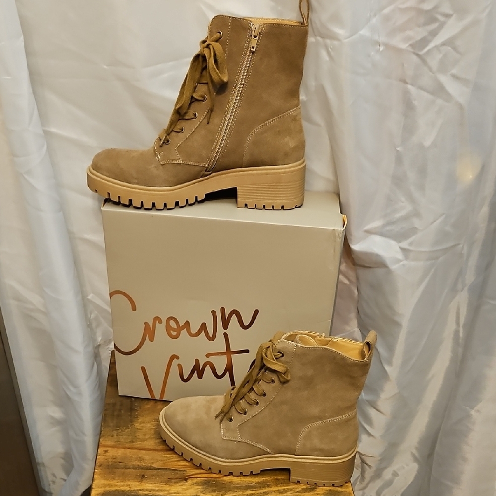 Crown Vintage Tan Suede Lace-Up Boots Sz 9
